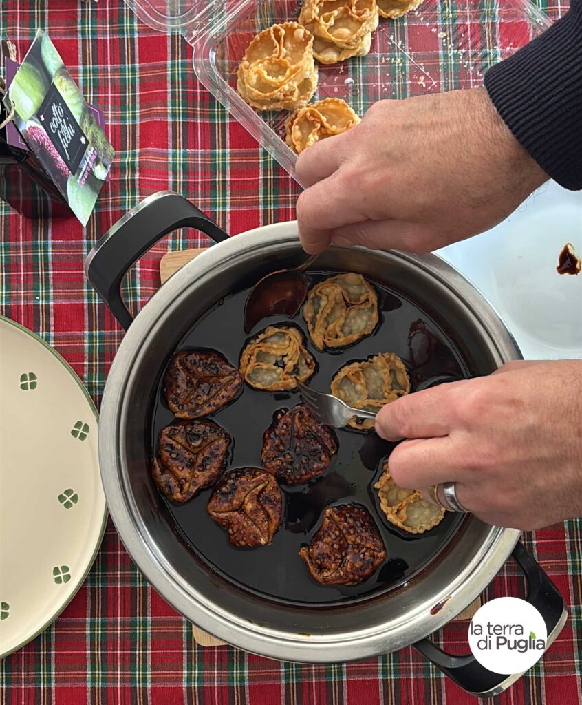 Cartellate soaked in fig syrup, the Apulian Christmas pastry