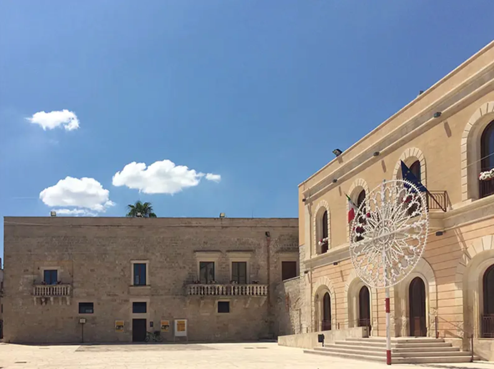 Piazza Municipio in Cutrofiano with the Palazzo Ducale Filomarini, one of the venues of the ceramics fair