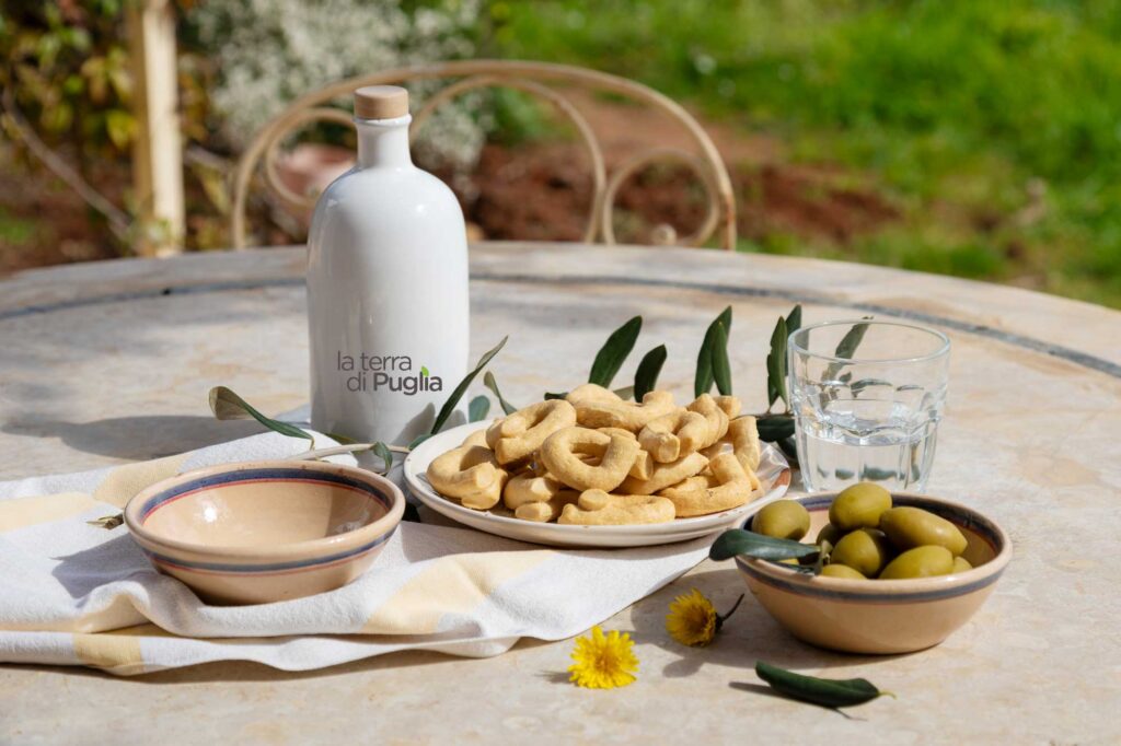 Apulian taralli, the traditional savoury rings from Puglia