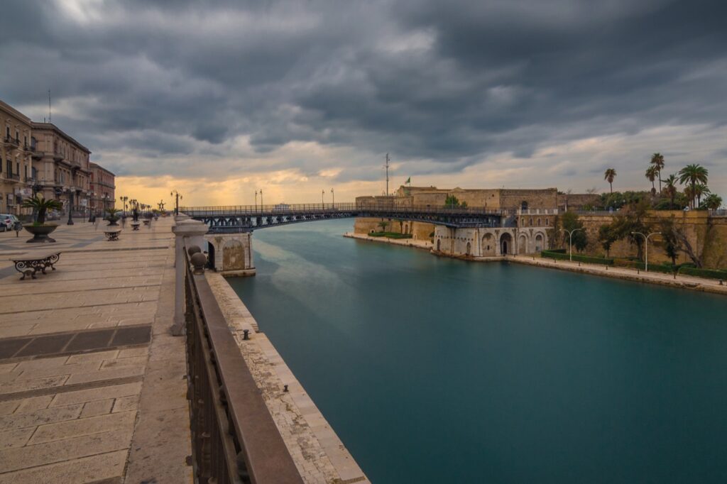 The swing bridge of Taranto between its two seas