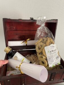 The wooden gift chest prepared in Metz by Giovanni of Casa Giulia for Pope Leo XIV, with a bag of La Terra di Puglia taralli with turnip tops
